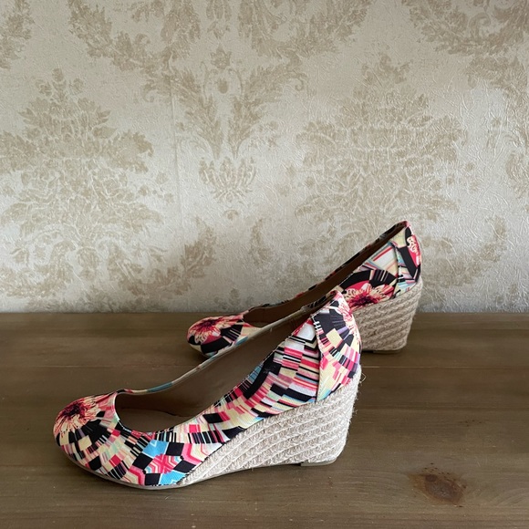 Kennet Cole Unlisted wedges - Picture 3 of 9